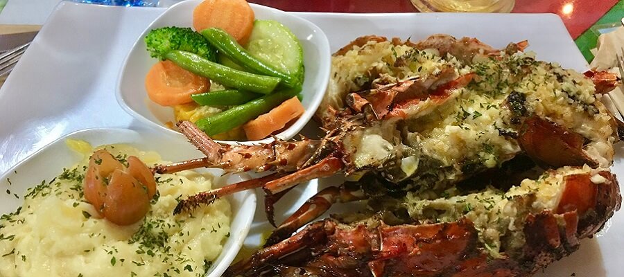 One example of the great food in Costa Rica is this Lobster platter.