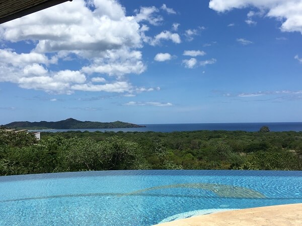 View of Gracia Mar Vista's infinity pool and Pacific Ocean.