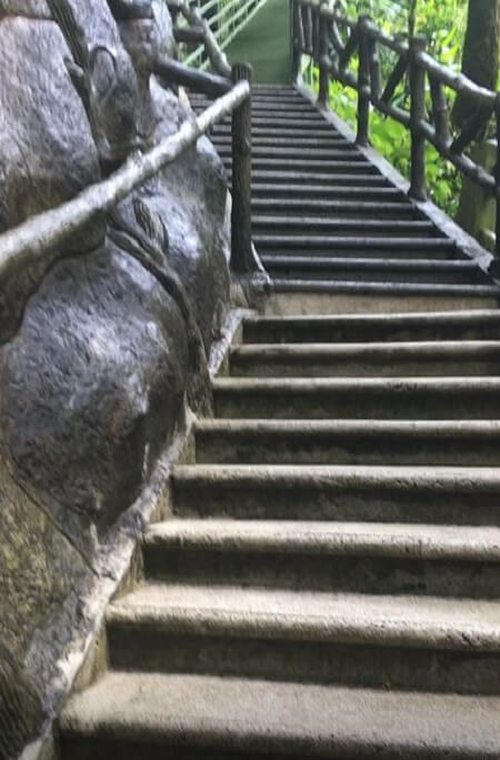 The walkway to La Fortuna falls has 500 steps
