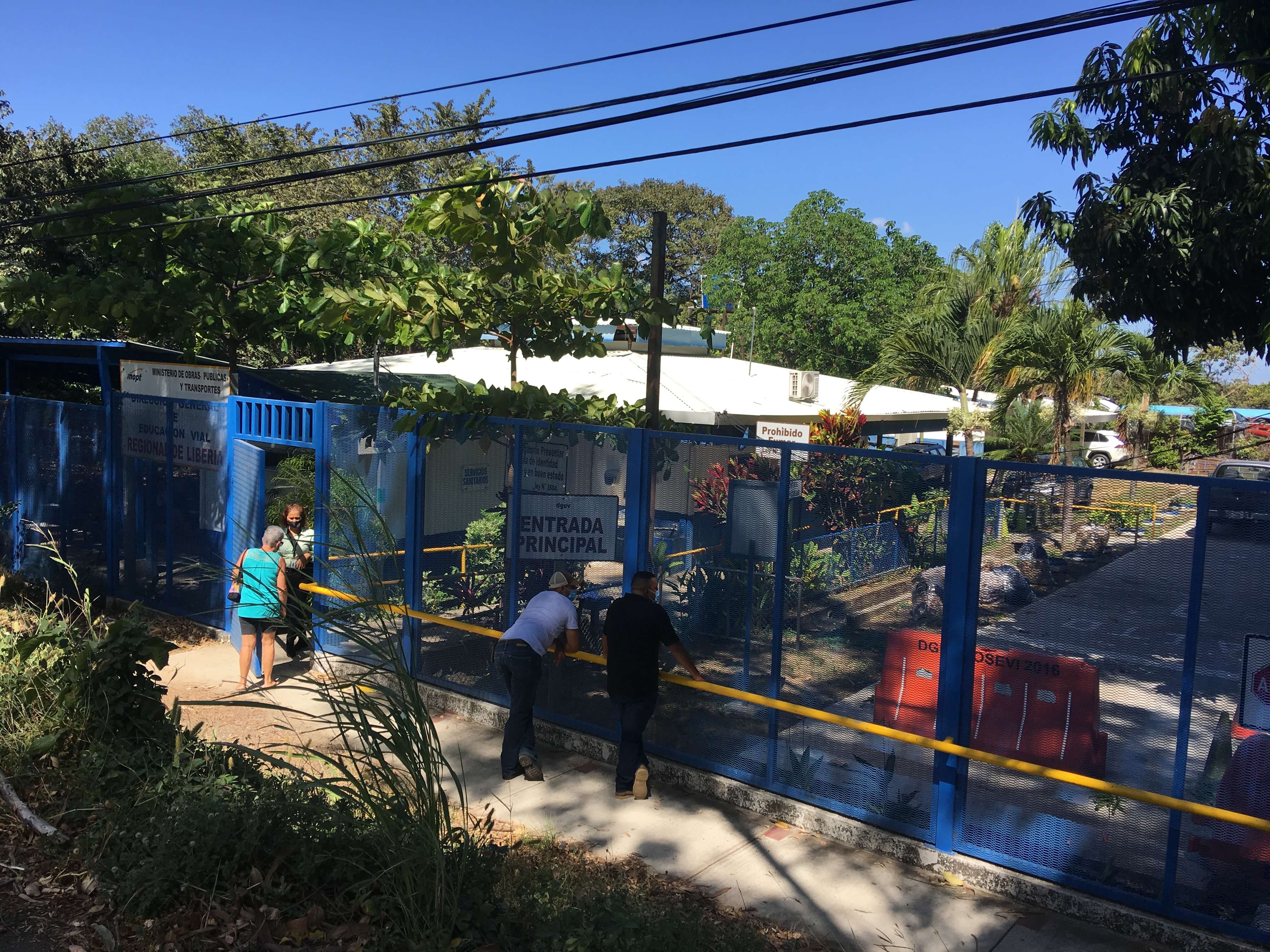 The main entrance to the Costa Rica MOPT to get a drivers license.