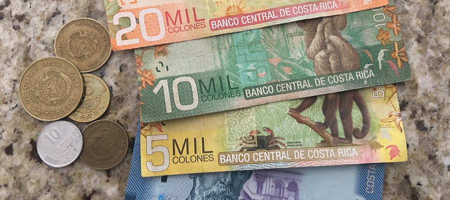 Sample of the different types of Costa Rica bills and coins.