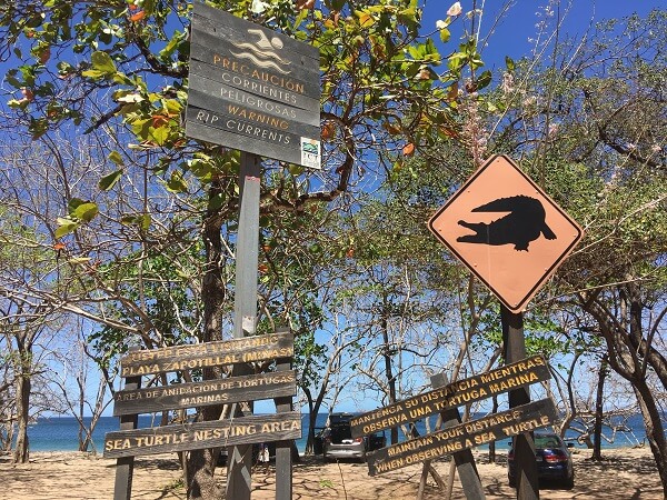 Playa Zapotillal main parking area and entrance.