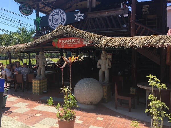 A small restaurant with outdoor seating in Samara.